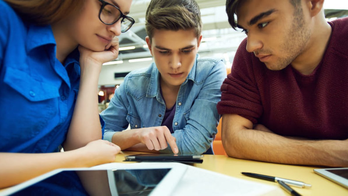 Students using the UCAS Tariff calculator on mobile devices 