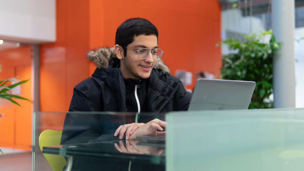 Student using UniBuddy on laptop to chat to other students 
