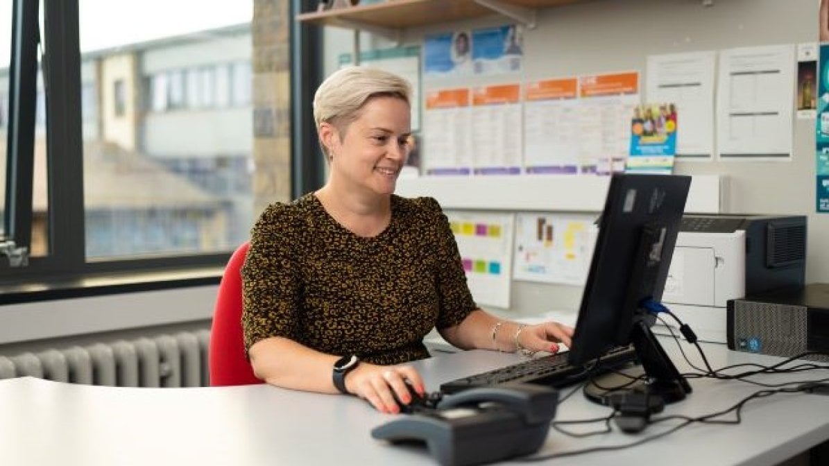 Independent referee writing a reference on computer