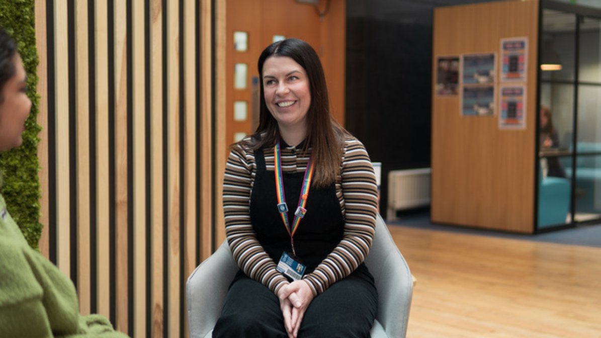 Apprentice having informal discussion with adviser