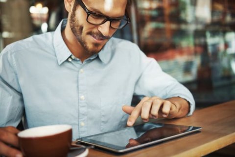 Adviser contacting UCAS online 